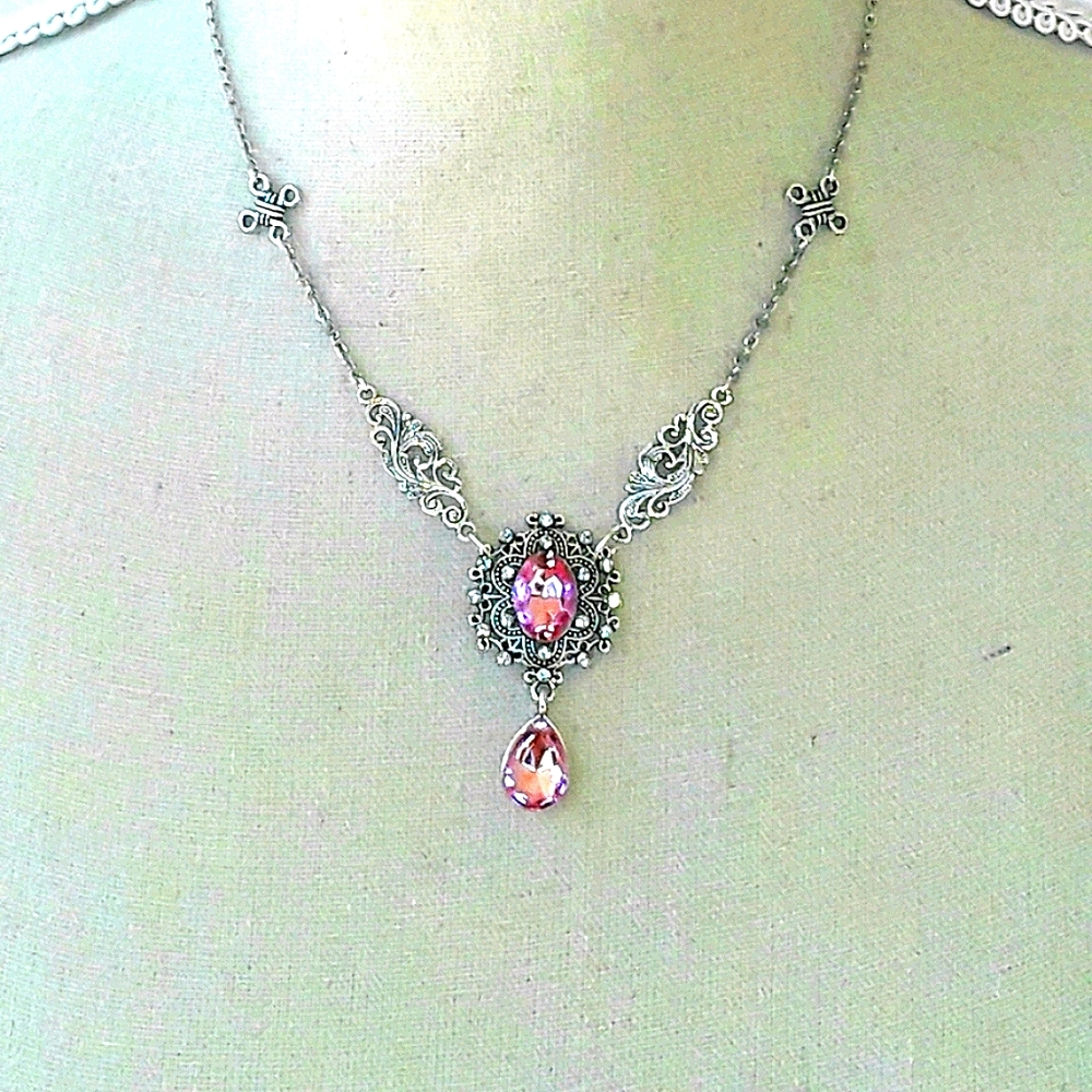 NWT, HANDCRAFTED VINTAGE INSPIRED NECKLACE.